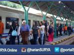 penumpang-kereta-api-di-stasiun-gubeng-surabaya_20160608_095232.jpg