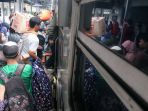 penumpang-kereta-padati-stasiun-pasar-senen_20191230_231049.jpg