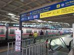 penumpang-krl-commuterline-di-stasiun-manggarai.jpg
