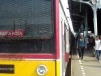 penumpang-krl-di-stasiun-kereta-api-bogor_20160115_114814.jpg