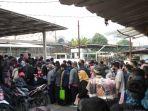 penumpang-menumpuk-di-stasiun-citayam_1.jpg