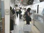 penumpang-menunggu-shinkansen-jepang.jpg