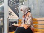 penumpang-mrt-sedang-mengecas-ponselnya-di-solar-vp-charging-station.jpg