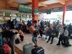 penumpang-padati-loket-bus-di-kampung-rambutan.jpg