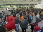 penumpang-pesawat-tujuan-surabaya-tertahan-di-bandara-sepinggan_20150718_194711.jpg