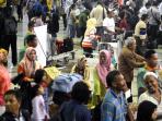 penumpang-semrawut-di-bandara-juanda_20160510_222715.jpg