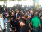 penumpang-telantar-di-pelabuhan-soekarno-hatta-makassar_20160616_125033.jpg