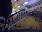 penumpang-turun-dari-kapal-umsini-jurusan-kupang-kijang_20170628_093816.jpg
