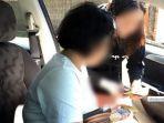 penumpang-yang-mendapatkan-kembali-uangnya-sedang-menghitung-keselu.jpg