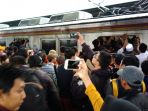 penumpukan-penumpang-di-stasiun-manggarai_20170221_091022.jpg