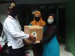 penyaluran-bansos-bagi-warga-yang-terdampak-covid-19-di-jakarta_20200415_202800.jpg