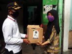 penyaluran-bansos-bagi-warga-yang-terdampak-covid-19-di-jakarta_20200415_203003.jpg