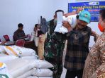 penyaluran-bantuan-pangan-tahap-kedua-kpm-di-kota-malang_20231012_014735.jpg