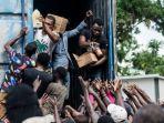 penyaluran-bantuan-untuk-korban-gempa-di-haiti.jpg