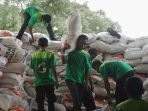 penyaluran-beras-bulog-untuk-stabilisasi-harga_20230203_181037.jpg