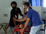 penyandang-tunanetra-mengunakan-hak-pilihnya_20201209_230531.jpg