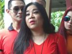penyanyi-dangdut-annisa-bahar-merah_20160229_161127.jpg