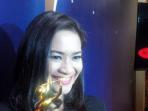 penyanyi-dangdut-ikke-nurjanah-pegang-piala-ami_20150923_222948.jpg