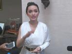penyanyi-dangdut-zaskia-gotik-saat-menghadiri_20151015_224120.jpg