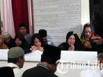 penyanyi-dewi-perssik-di-samping-jenazah-ayahnya-m-adil-senin-1062019.jpg