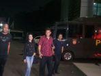 penyanyi-karen-pooroe-di-polres-jakarta-selatan1.jpg