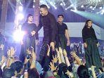 Tulus Nyanyikan Empat Lagu Daerah Minang di Konser Monokrom