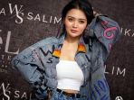 penyanyi-wika-salim-desain-jaket-jeans-denim-ws_20200309_112410.jpg