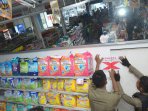 penyegelang-toko-modern-indomaret-oleh-satpol-pp_20150405_193001.jpg