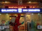 penyemprotan-disinfektan-di-balai-kota-dki-jakarta_20201201_184101.jpg