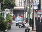 penyemprotan-disinfektan-di-lingkungan-warga_20220210_130820.jpg