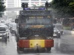 penyemprotan-jalan-raya-untuk-kurangi-polusi-di-dki-jakarta_20230823_185406.jpg