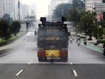 penyemprotan-jalan-raya-untuk-kurangi-polusi-di-dki-jakarta_20230823_185408.jpg