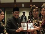 penyerahan-abang-none-2017-di-balai-kota-dki-jakarta_20170713_202257.jpg