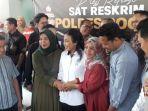 penyerahan-bayi-yang-tertukar-di-polres-bogor.jpg