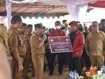 penyerahan-blt-bbm-oleh-gubernur-kalimantan-tengah-sugianto-sabran.jpg