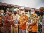 penyerahan-buku-masyarakat-pancasila_20210302_122720.jpg