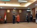 penyerahan-cinderamata-ketua-wantimpres-periode-sebelumnya-sri-adiningsih.jpg