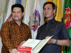 penyerahan-dp4-pilkada-serentak-2015-ke-kemendagri_20150604_112840.jpg