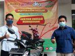 penyerahan-hadiah-gebyar-undian-berhadiah-champ-akumo-okey-asimo.jpg
