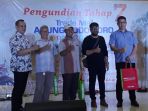 penyerahan-hadiah-lomba-foto-oleh-iman-sumantri-baju-batik-kiri_20171025_022011.jpg