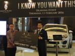 penyerahan-hadiah-pemenang-porsche-macan-dari-mal-pacific-place_20160211_195101.jpg