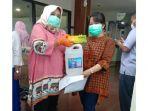 penyerahan-hand-sanitizer-dari-gerakansejutahandsanitizer.jpg