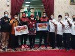 penyerahan-penghargaan-kepada-dua-atlet-peraih-emas-di-sea-games-vietnam.jpg