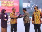 penyerahan-penghargaan-nugra-jasa-dharma-pustaloka.jpg