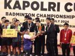 penyerahan-piala-para-juara-di-kapolri-cup-badminton-championship-2024.jpg