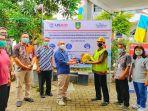 penyerahan-secara-simbolis-peralatan-kerja-dan-meteran-air.jpg