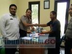 penyerahan-uang-yang-ditemukan-di-jalan_20161020_072600.jpg