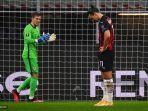 penyerang-ac-milan-asal-swedia-zlatan-ibrahimovic-kanan-bereaksi-setelah-ia-gagal-penalti.jpg