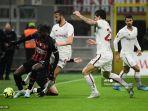 penyerang-ac-milan-rafael-leao-kiri-berebut-bola-dengan-gelandang-as-roma.jpg
