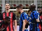 penyerang-ac-milan-zlatan-ibrahimovic-kiri-berdebat-dengan-penyerang-inter-milan-romelu-lukaku.jpg
